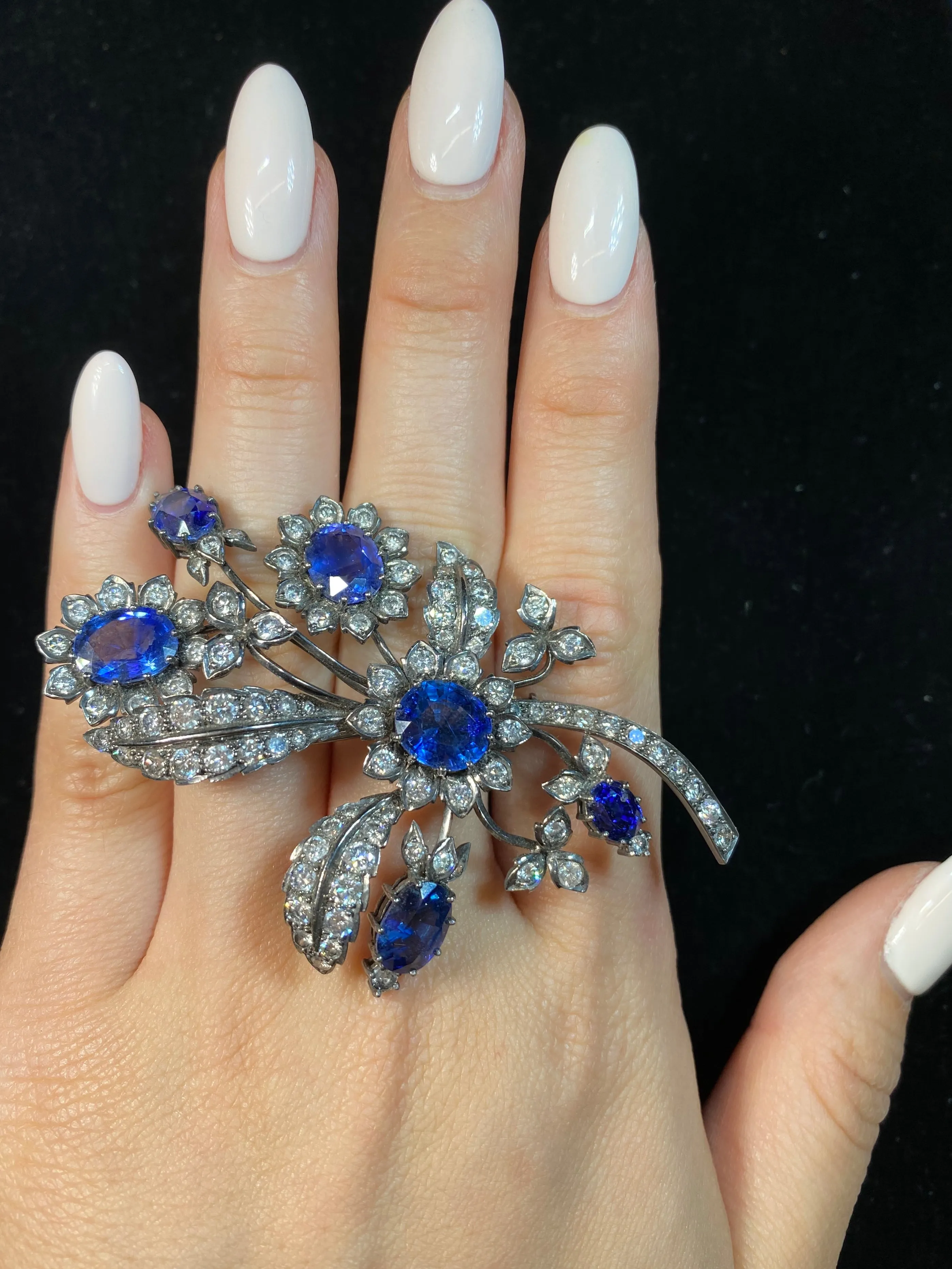 1920'S BEAUTIFUL FLOWER BROOCH/PIN WITH SAPPHIRE&DIAMONDS IN 18K WHITE GOLD - $100K COA!}