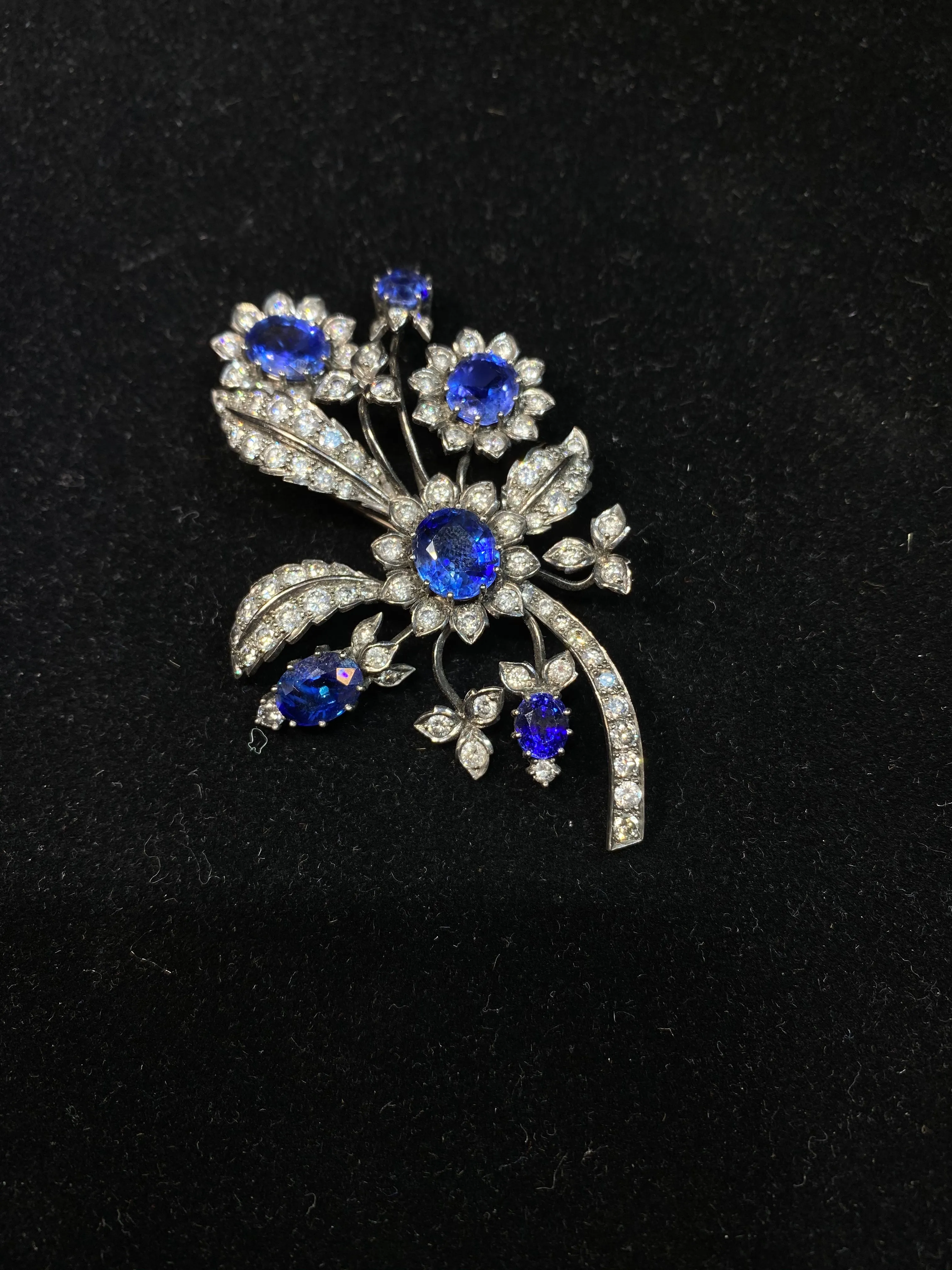 1920'S BEAUTIFUL FLOWER BROOCH/PIN WITH SAPPHIRE&DIAMONDS IN 18K WHITE GOLD - $100K COA!}