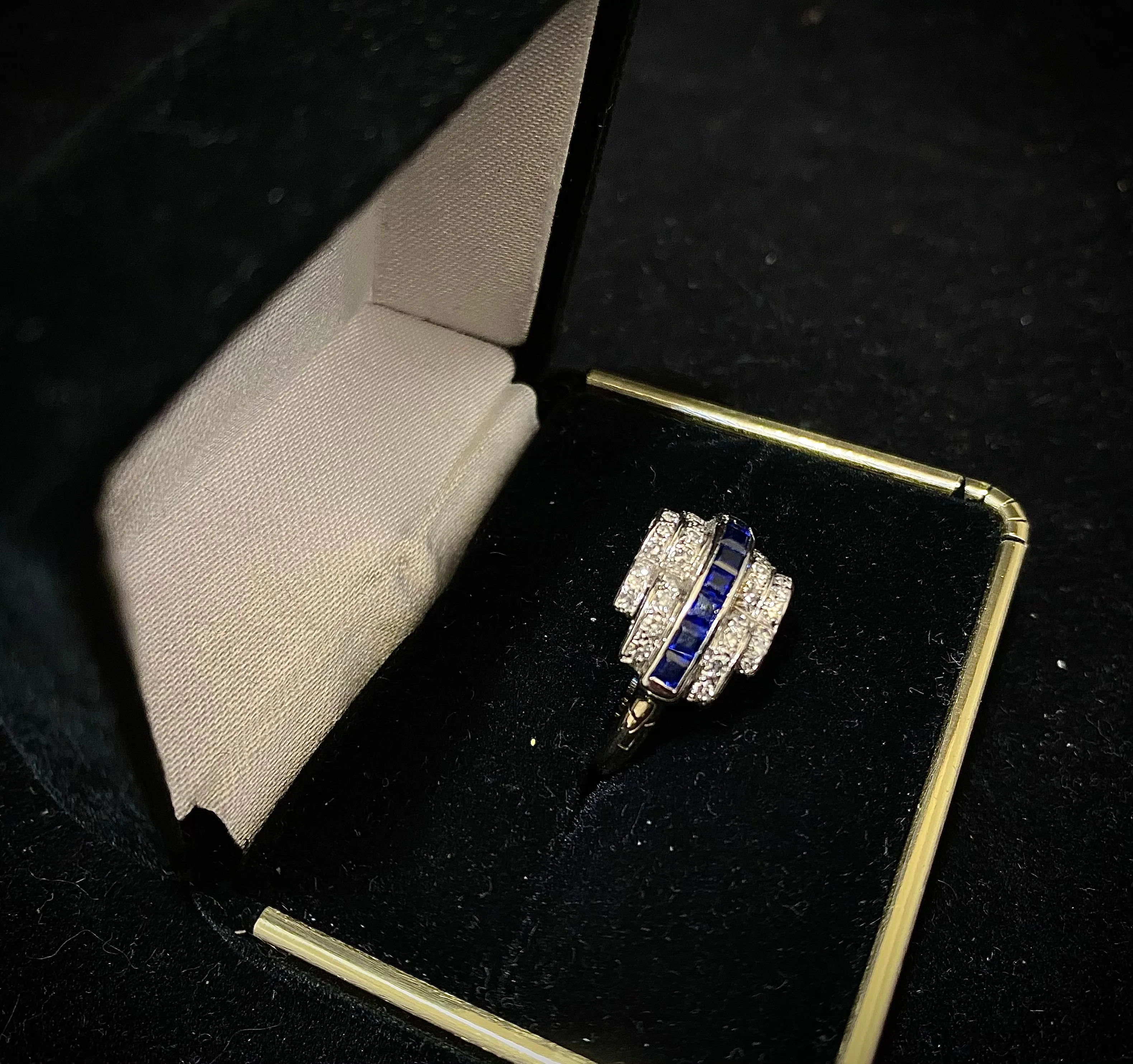 1920'S DIAMOND & SAPPHIRE DESIGNER RING IN SOLID WHITE GOLD -  $30K APR w/ CoA!!